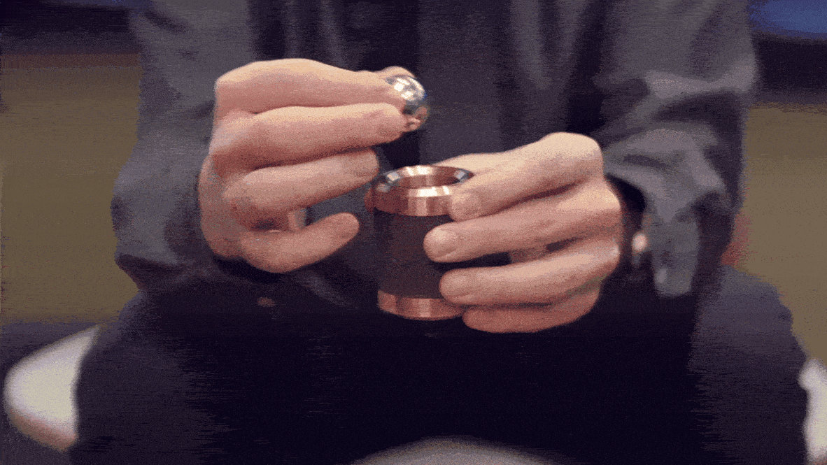 FEEL FLUXの金属チューブ内で磁石ボールが上下に動く様子